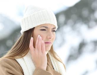 دلایل خشکی پوست در سرما چیست و چه راهکاری برای مقابله با آن وجود دارد؟